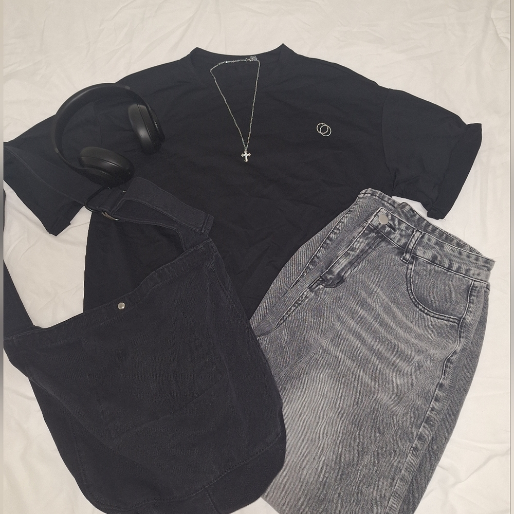 Black Short Sleeve T-shirt.